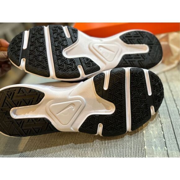 Nike Men's Legend Essential 2 Sneaker - Picture 7 of 7